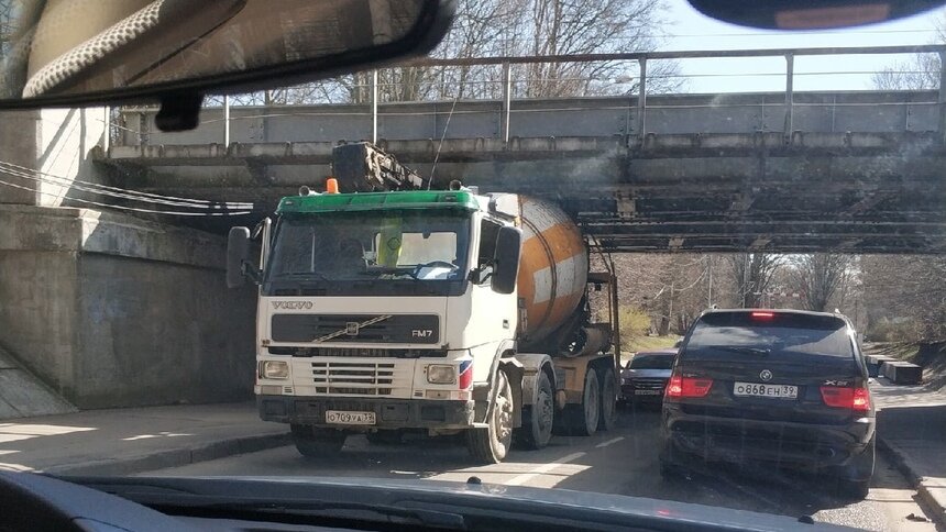 В Калининграде грузовик застрял под &quot;мостом глупости&quot; (фото) - Новости Калининграда | Фото очевидца