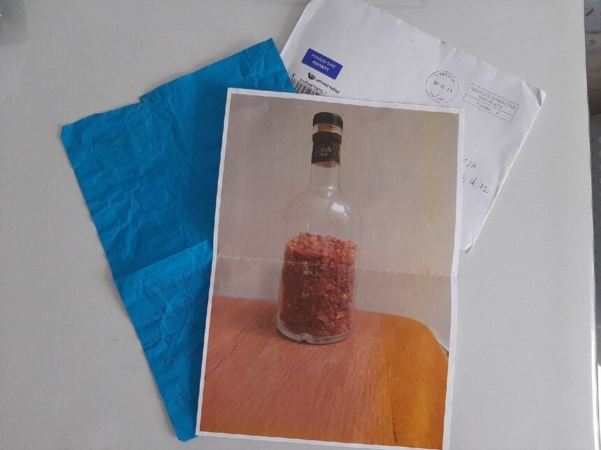 На фото: письмо и бутылка, в котором было найдено послание | Фото предоставила Даша