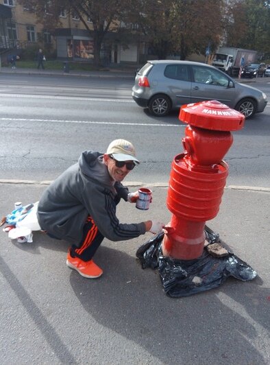 "Пришла весна и мы продолжаем": в Калининграде пара возобновила покраску пожарных гидрантов (фото) - Новости Калининграда | Фото: Инга Долотова