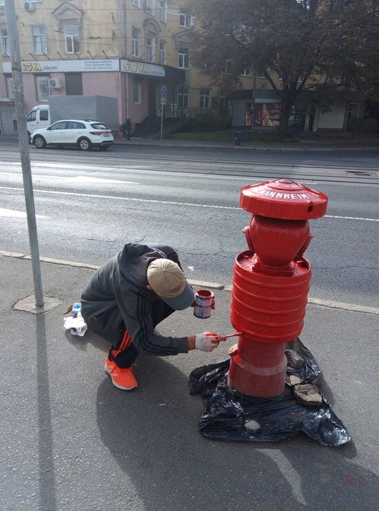 &quot;Пришла весна и мы продолжаем&quot;: в Калининграде пара возобновила покраску пожарных гидрантов (фото) - Новости Калининграда | Фото: Инга Долотова