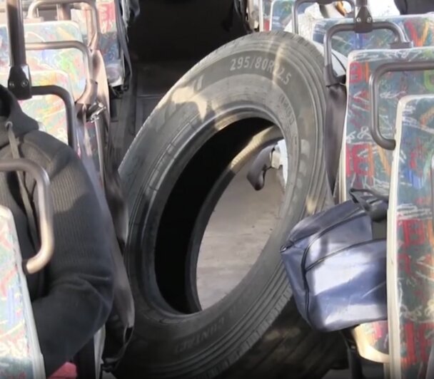 В Калининграде водитель автобуса вёз многокилограммовую шину в салоне с пассажирами - Новости Калининграда | Изображения: кадры из видео