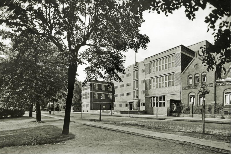 На фото здание Школы женских ремёсел и домоводства в разные годы | Фото: Техническая документация госзакупки