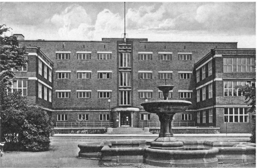 На фото: здание Школы женских ремёсел и домоводства в 30-ые годы | Фото: Техническая документация госзакупки