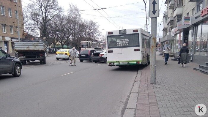 На Черняховского из-за ДТП с тремя легковушками встали трамваи - Новости Калининграда | Фото: Константин Сериков