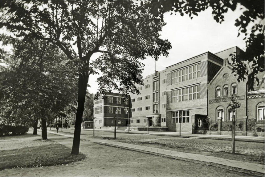 На фото: здание Школы женских ремёсел и домоводства в 30-ые годы | Фото: Техническая документация госзакупки