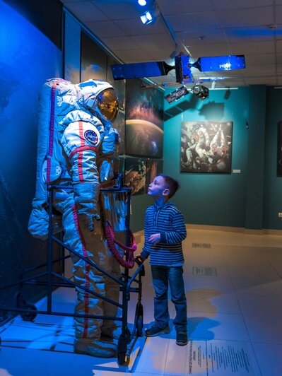 «Выход в космос» с Алексеем Леоновым: 3D-проекции, макеты спутников и космического скафандра,  а также полотна художника, создавшего инопланетный корабль «Чужих» - Новости Калининграда