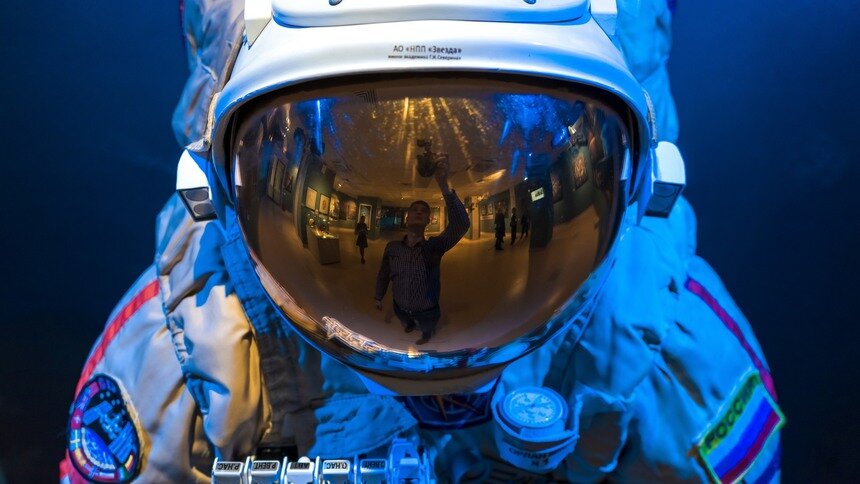 «Выход в космос» с Алексеем Леоновым: 3D-проекции, макеты спутников и космического скафандра,  а также полотна художника, создавшего инопланетный корабль «Чужих» - Новости Калининграда