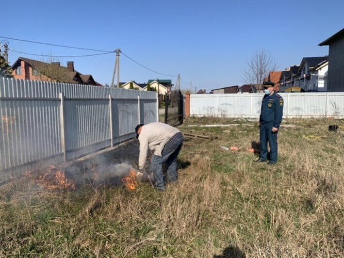 В Малиновке мужчина жёг траву у себя во дворе, на него составили протокол - Новости Калининграда | Фото: пресс-служба МЧС региона
