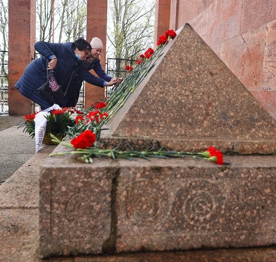 Фото дня: люди несут цветы к могиле Канта в день его рождения - Новости Калининграда | Александр Подгорчук / «Клопс»