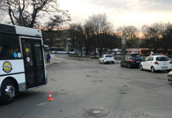 Марка автобуса упавшего в мойку. Калининград авария улица Киевский автобус и машину 2020 август.