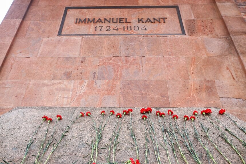 Фото дня: люди несут цветы к могиле Канта в день его рождения - Новости Калининграда | Александр Подгорчук / «Клопс»