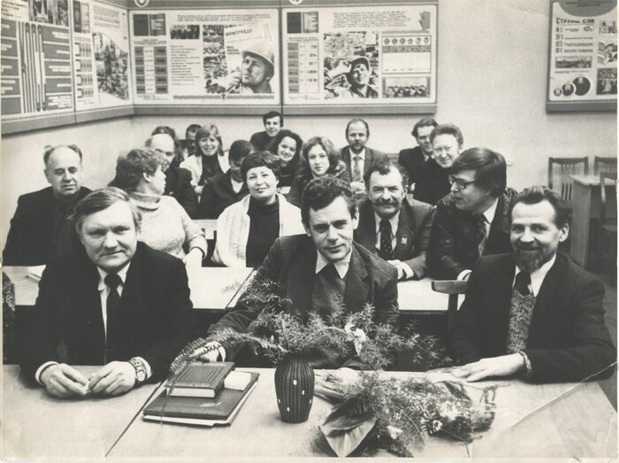 Времена СССР. Философы впереди, Леонард Калинников — в первом ряду справа | Фото: личный архив