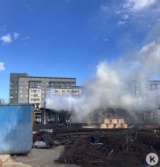 На Сельме произошёл пожар на стройплощадке поликлиники (фото, видео) - Новости Калининграда | Фото очевидца