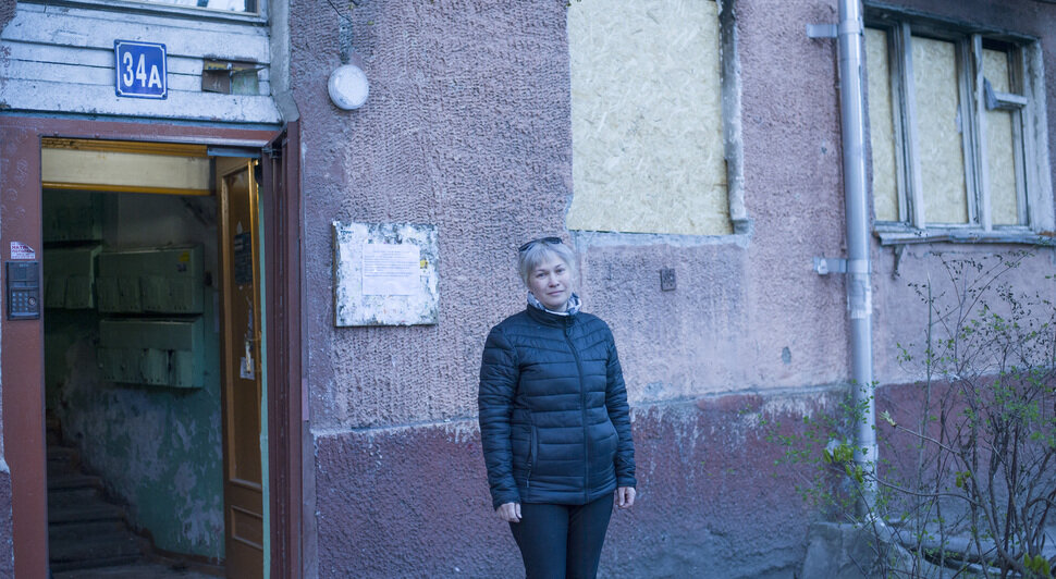 Елена Орлова около своего дома | Фото: Юлия Бабайцева