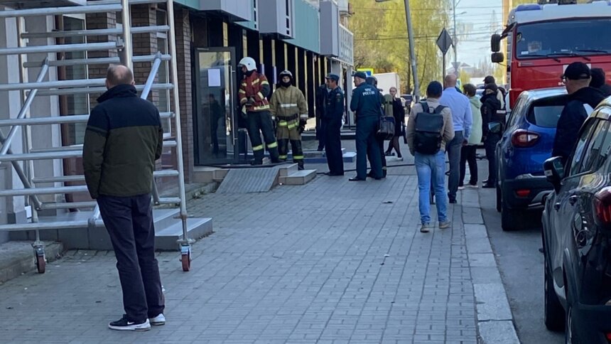 В банке на Ленпроспекте из-за задымления в зале эвакуировали персонал - Новости Калининграда | Фото: очевидец