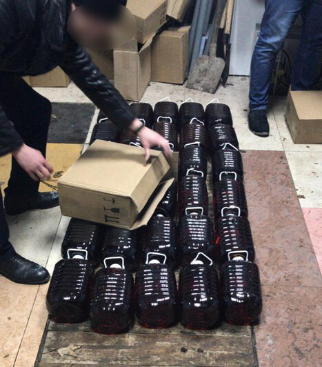 840 бутылок объёмом 4 200 литров: в Калининграде нашли склад с сомнительным алкоголем (фото, видео) - Новости Калининграда | Фото: пресс-служба регионального УМВД