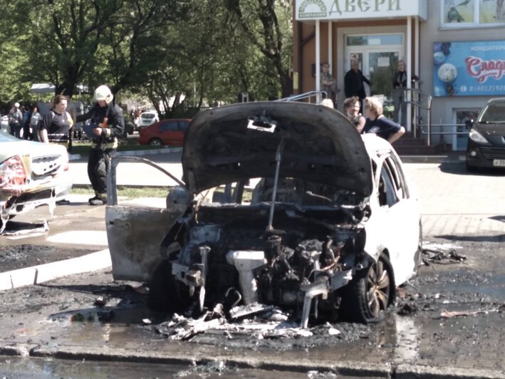 На проспекте Мира загорелась машина с двумя женщинами внутри (фото, видео) - Новости Калининграда | Фото: очевидец