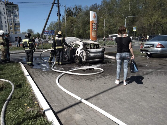 На проспекте Мира загорелась машина с двумя женщинами внутри (фото, видео) - Новости Калининграда | Фото: очевидец