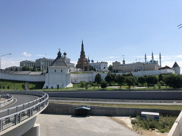 куда можно из калининграда. калининградские экскурсии. девушка с другом рыбная деревня. куда можно из калининграда. куда можно из калининграда.