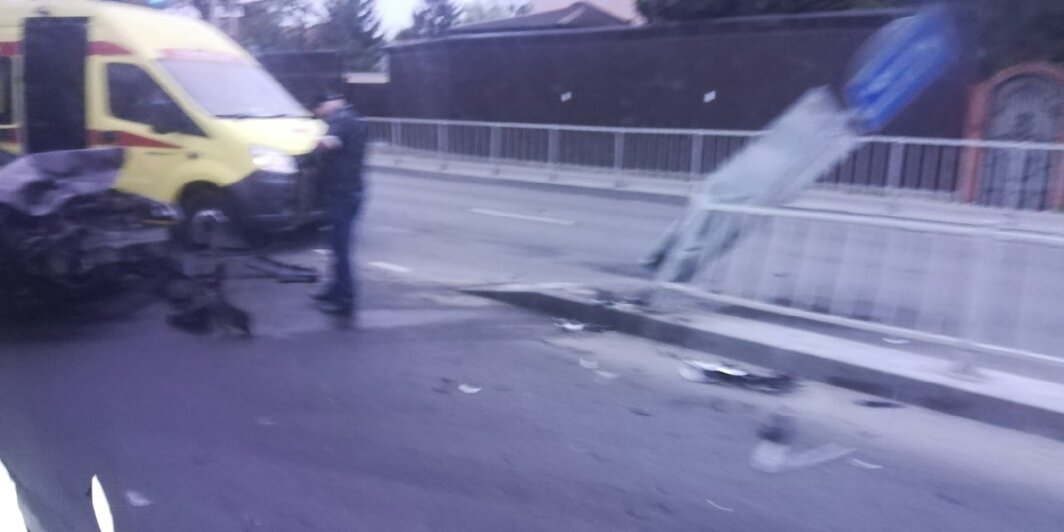 В Калининграде легковушка вылетела на тротуар (фото) - Новости Калининграда | Фото очевидца