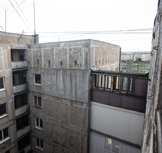 на фото балконы, которые соединяют 68 и 70 дома | Фото: Александр Подгорчук / «Клопс»