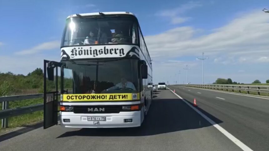 В Калининградской области остановили автобус, с нарушениями перевозивший полсотни детей (видео) - Новости Калининграда | Изображение: кадр из видео
