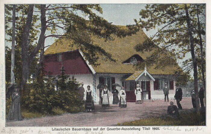 Литовский крестьянский дом в экспозиции на Ремесленной выставке в Тильзите в 1905 году | Раскрашенная фотография на открытке 1905 года