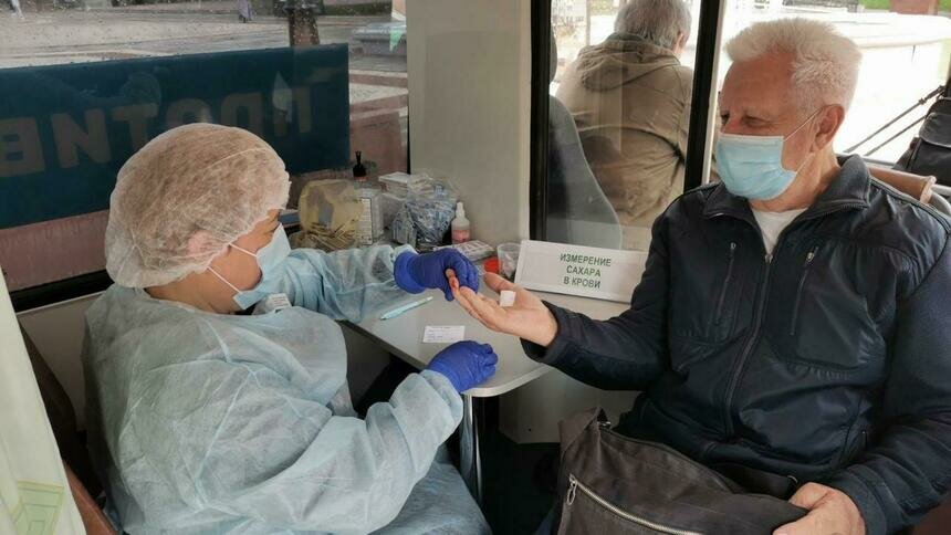 Забор крови у пациента в мобильном центре | фото пресс-службы правительства Калининградской области