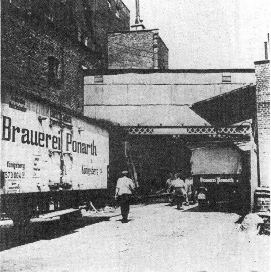 Железнодорожный вагон для транспортировки пива во дворе пивоварни «Понарт» | Фотографии 1930 года