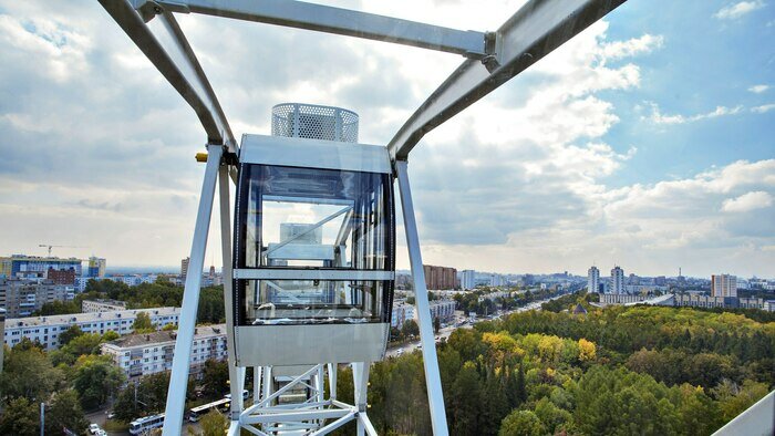 На фото колесо обозрения «Седьмое небо» Уфа | Фото с официального сайта аттракциона tricolor7nebo.ru