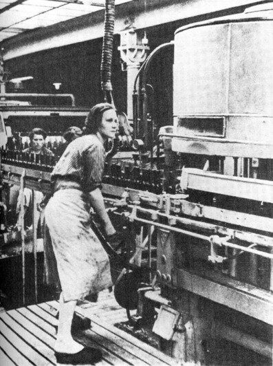 Линия розлива пива в бутылки на пивоварни «Понарт» 
 | Фотографии 1930 года