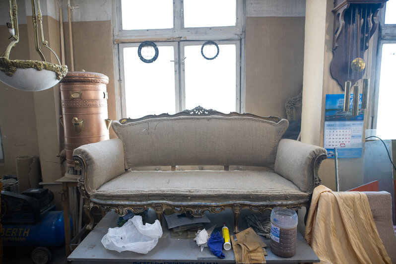 На фото: русская мебель, которая была в семье богатых французских дантистов | Фото: Александр Подгорчук / «Клопс»