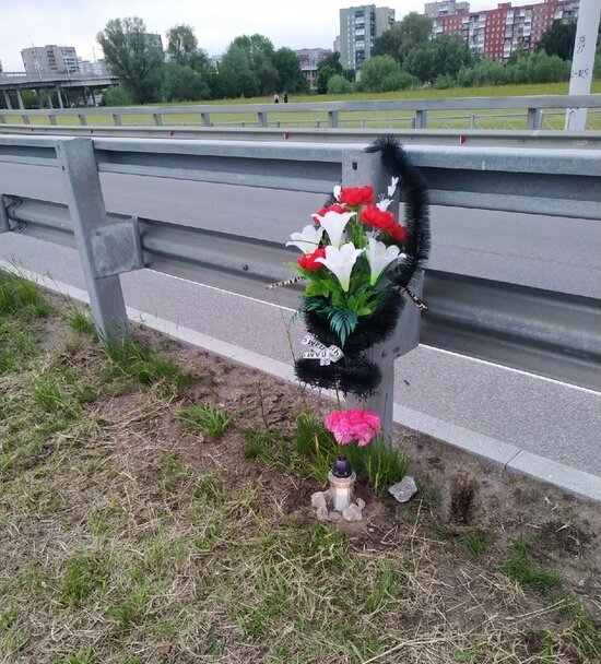 На месте гибели Юрия друзья оставили венок | Фото: Александр Петров