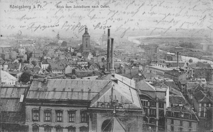 Две трубы — первая электростанция Кёнигсберга, слева — церковь Святой Барбары | Фотография на открытке 1911 года