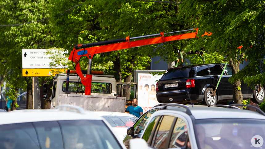 В Калининграде начали эвакуацию машин с «народных» парковочных мест - Новости Калининграда | Фото: Александр Подгорчук
