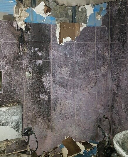 Ванная комната после пожара | Фото: Предоставил житель дома Игорь