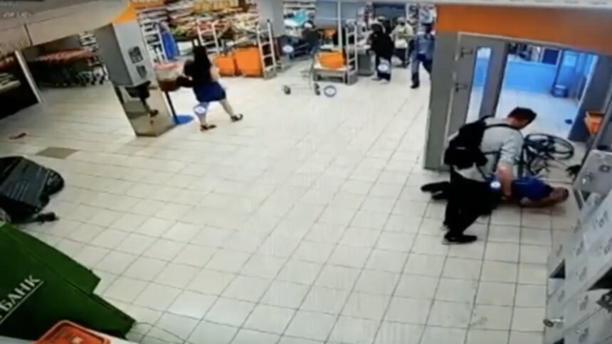В Калининграде мужчина повалил на пол охранника магазина и ударил ногой в лицо - Новости Калининграда | Изображение: кадр из видео