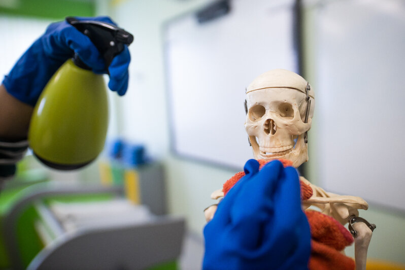 Запылившийся скелет на спа-процедурах в одной из калининградских школ | Архив «Клопс»