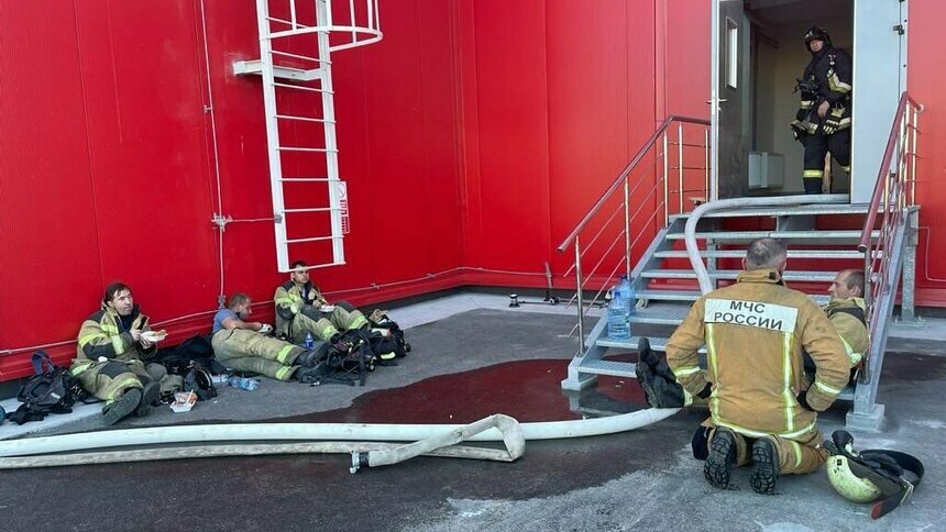 Пожарные после тушения «Мираторга» (фото) - Новости Калининграда | Фото: Антон Алиханов / Instagram