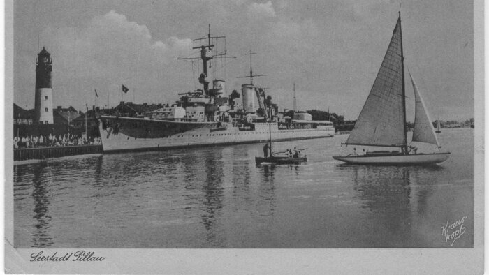 Крейсер «Кёнигсберг» возле маяка в гавани Пиллау | Фотография на открытке 1930 года