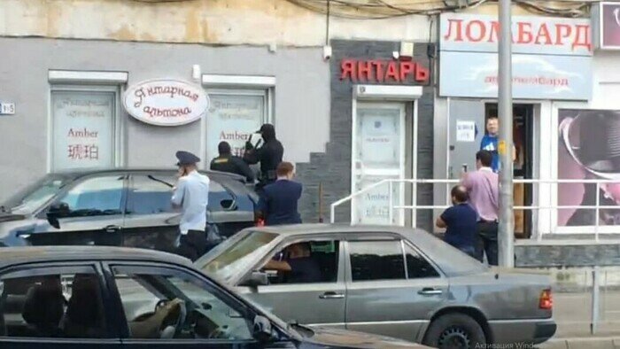 Сотрудники СОБР ломают окно магазина, внутри находятся Татьяна Попова и двое покупателей | Фото: предоставили потерпевшие по делу