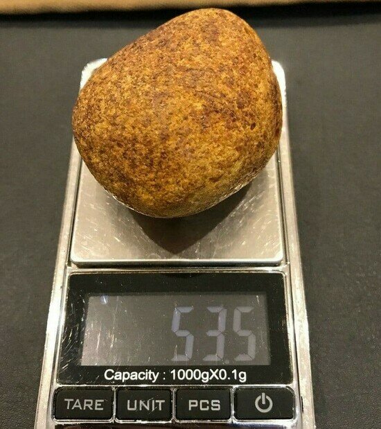 Один из камней — «каплю» весом 53 грамма — нашли после обыска на прилавке магазина в Китае | Фото: предоставила Татьяна Попова