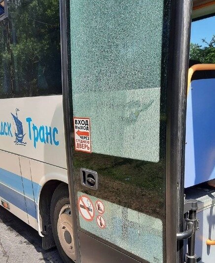 В Калининграде вылетевший из-под газонокосилки камень разбил стекло проезжавшего мимо автобуса (фото) - Новости Калининграда