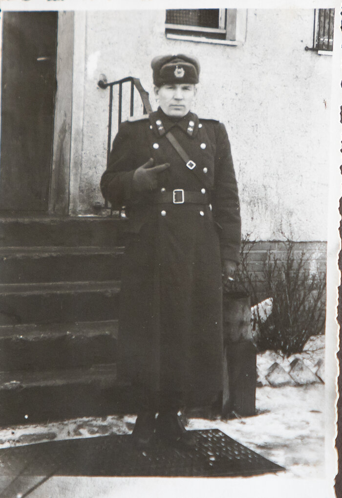 Лётчик-истребитель Василий Мамаев на ступеньках своего дома в Воздушном посёлке | Фото: личный архив