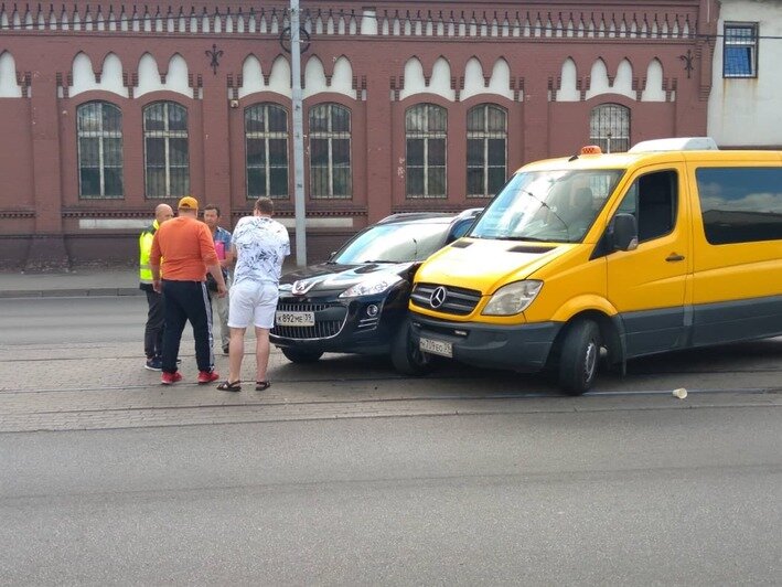 На Черняховского столкнулись кроссовер и маршрутка, из-за аварии встали трамваи (фото) - Новости Калининграда | Фото: очевидец
