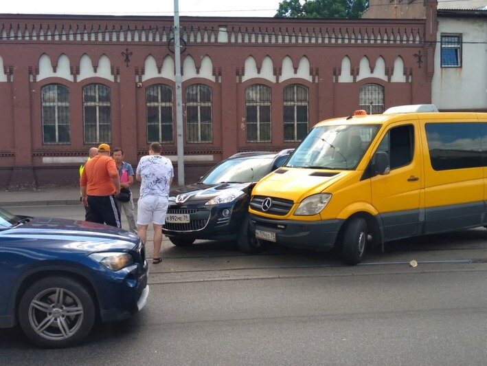 На Черняховского столкнулись кроссовер и маршрутка, из-за аварии встали трамваи (фото) - Новости Калининграда | Фото: очевидец
