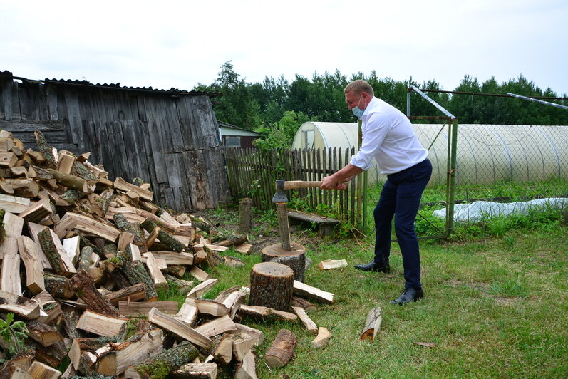 Александр Ярошук помог заготовить дрова жителям Правдинского района - Новости Калининграда