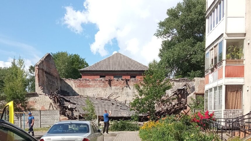 На улице Дадаева рухнула крыша дома (фото) - Новости Калининграда | Фото очевидца