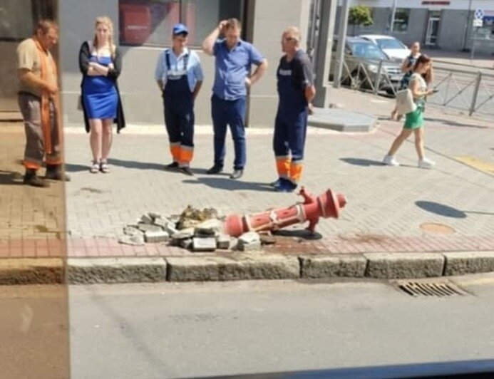 Увезли люди в комбинезонах: с калининградской улицы пропал старинный пожарный гидрант - Новости Калининграда