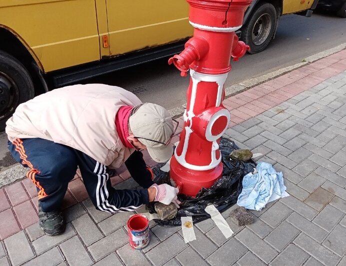 Увезли люди в комбинезонах: с калининградской улицы пропал старинный пожарный гидрант - Новости Калининграда | Фото: Инга Долотова